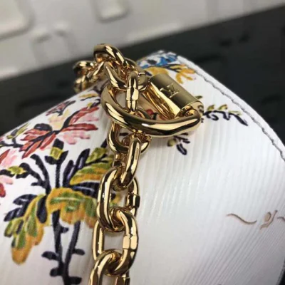 Сумка Louis Vuitton Epi Leather Twist MM M51439 "White" фото № 7 Сумка Louis Vuitton Epi Leather Twist MM M51439 "White" фото № 7