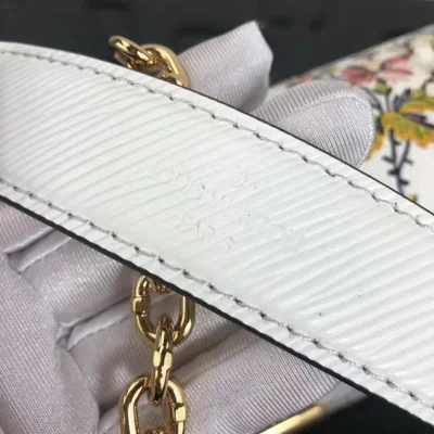 Сумка Louis Vuitton Epi Leather Twist MM M51439 "White" фото № 8 Сумка Louis Vuitton Epi Leather Twist MM M51439 "White" фото № 8