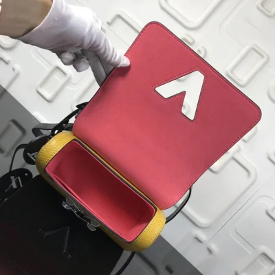 Сумка Louis Vuitton M52507 Twist PM Epi Leather Vert Acide "Yellow" фото № 9