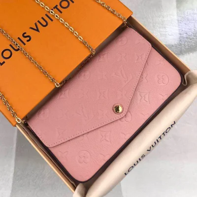 Сумка Louis Vuitton Pochette Felicie M67856 Monogram Empreinte Leather Rose Poudre "Pink" фото № 2 Сумка Louis Vuitton Pochette Felicie M67856 Monogram Empreinte Leather Rose Poudre "Pink" фото № 2