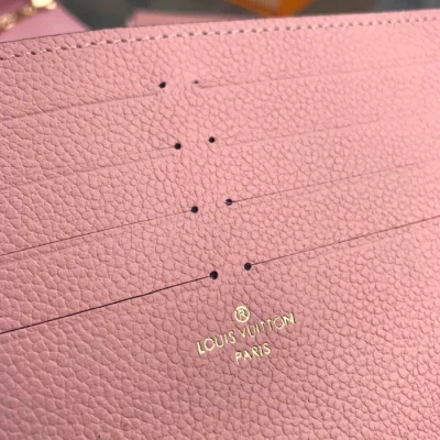 Сумка Louis Vuitton Pochette Felicie M67856 Monogram Empreinte Leather Rose Poudre "Pink" фото № 9 Сумка Louis Vuitton Pochette Felicie M67856 Monogram Empreinte Leather Rose Poudre "Pink" фото № 9