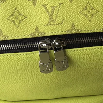 Рюкзак Louis Vuitton Discovery Backpack PM M30228 Taiga Leather "Lime Green" фото № 6 Рюкзак Louis Vuitton Discovery Backpack PM M30228 Taiga Leather "Lime Green" фото № 6