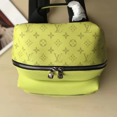 Рюкзак Louis Vuitton Discovery Backpack PM M30228 Taiga Leather "Lime Green" фото № 5 Рюкзак Louis Vuitton Discovery Backpack PM M30228 Taiga Leather "Lime Green" фото № 5