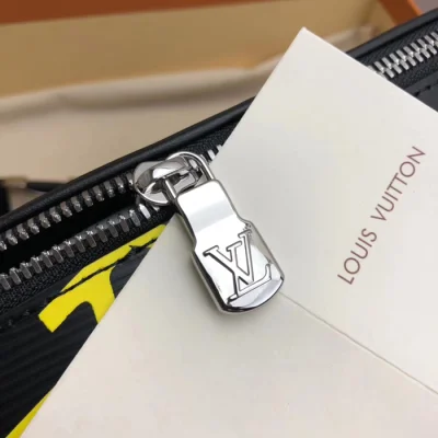 Сумка Louis Vuitton Bumbag M55131 Epi Leather "Black" фото № 8 Сумка Louis Vuitton Bumbag M55131 Epi Leather "Black" фото № 8