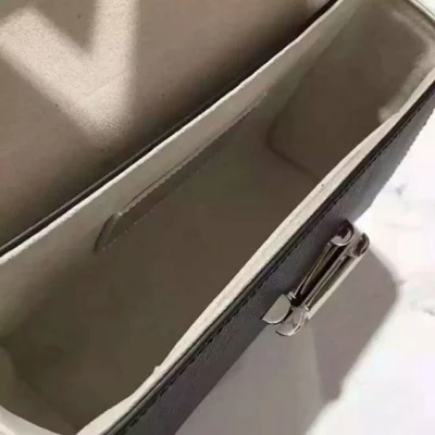 Сумка Louis Vuitton M53011 Twist MM Shoulder Bag Epi Leather "White" фото № 8 Сумка Louis Vuitton M53011 Twist MM Shoulder Bag Epi Leather "White" фото № 8