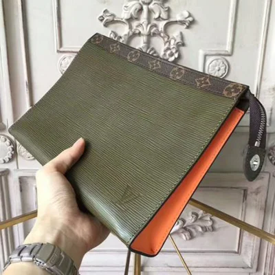 Клатч Louis Vuitton M67761 Pochette Voyage MM Epi Leather "Green" фото № 3