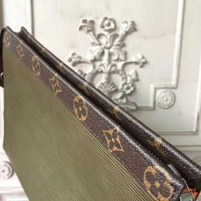 Клатч Louis Vuitton M67761 Pochette Voyage MM Epi Leather "Green" фото № 6