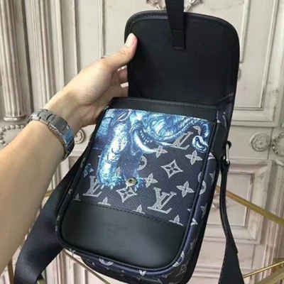 Сумка Louis Vuitton Messenger BB M54246 Monogram Savane Canvas "Navy Blue" фото № 9 Сумка Louis Vuitton Messenger BB M54246 Monogram Savane Canvas "Navy Blue" фото № 9