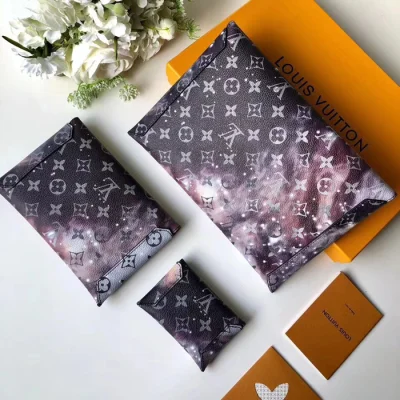 Клатч Louis Vuitton Pochette Alpha Triple M44177 Monogram Coated Canvas "Galaxy" фото № 3