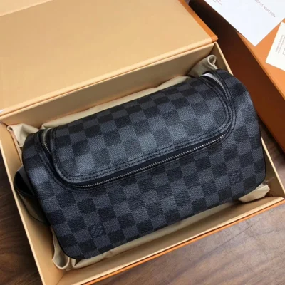 Косметичка Louis Vuitton Toiletry Pouch MM N47625 Damier Graphite Canvas "Graphite" фото № 2 Косметичка Louis Vuitton Toiletry Pouch MM N47625 Damier Graphite Canvas "Graphite" фото № 2