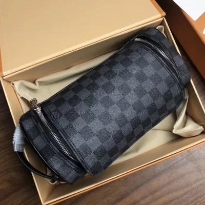 Косметичка Louis Vuitton Toiletry Pouch MM N47625 Damier Graphite Canvas "Graphite" фото № 3 Косметичка Louis Vuitton Toiletry Pouch MM N47625 Damier Graphite Canvas "Graphite" фото № 3