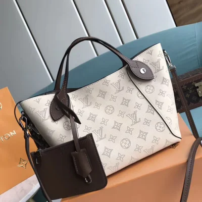 Сумка Louis Vuitton Hina PM M51950 Mahina Leather Creme "Beige" фото № 2