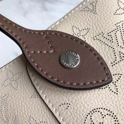 Сумка Louis Vuitton Hina PM M51950 Mahina Leather Creme "Beige" фото № 7