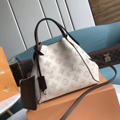 Сумка Louis Vuitton Hina PM M51950 Mahina Leather Creme "Beige" фото № 3