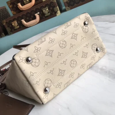 Сумка Louis Vuitton Hina PM M51950 Mahina Leather Creme "Beige" фото № 5