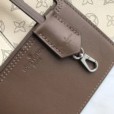 Сумка Louis Vuitton Hina PM M51950 Mahina Leather Creme "Beige" фото № 6