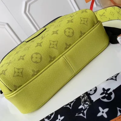 Сумка Louis Vuitton Outdoor Messenger M30239 Taiga Leather "Lime Green" фото № 6 Сумка Louis Vuitton Outdoor Messenger M30239 Taiga Leather "Lime Green" фото № 6
