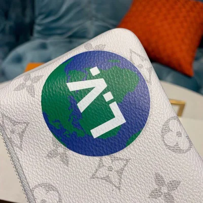 Клатч Louis Vuitton Zipped Pouch PM M67809 Monogram Canvas "White" фото № 5 Клатч Louis Vuitton Zipped Pouch PM M67809 Monogram Canvas "White" фото № 5