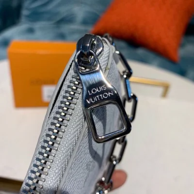 Клатч Louis Vuitton Zipped Pouch PM M67809 Monogram Canvas "White" фото № 7 Клатч Louis Vuitton Zipped Pouch PM M67809 Monogram Canvas "White" фото № 7