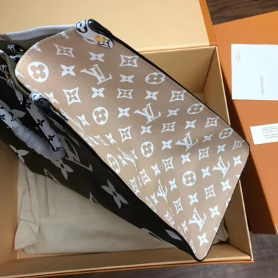 Сумка Louis Vuitton Onthego M44571 Monogram Coated Canvas Khaki Green "White" фото № 4