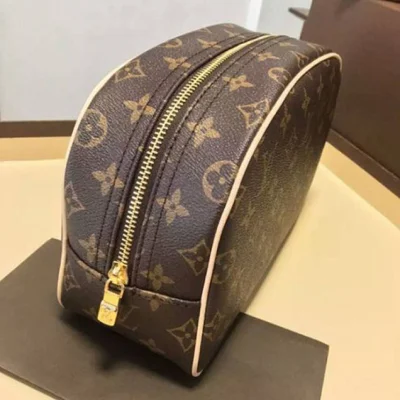 Косметичка Louis Vuitton M47527 Toiletry Bag 25 Monogram Canvas "Brown" фото № 4 Косметичка Louis Vuitton M47527 Toiletry Bag 25 Monogram Canvas "Brown" фото № 4