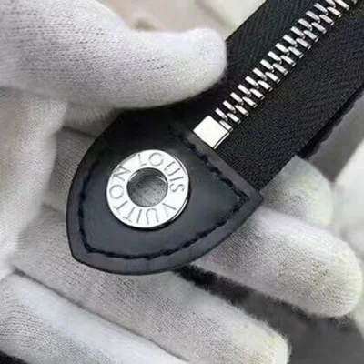 Клатч Louis Vuitton M30675 Pochette Voyage MM Taiga Leather "Black" фото № 6