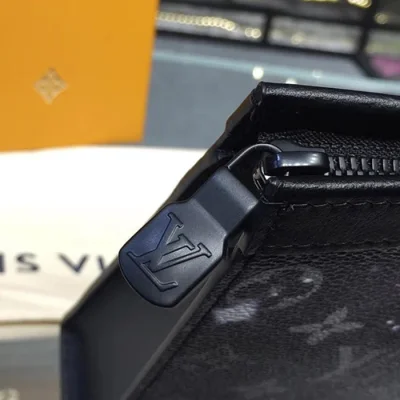 Клатч Louis Vuitton Pochette Voyage MM M44448 Monogram Coated Canvas "Galaxy" фото № 7