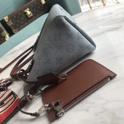 Сумка Louis Vuitton Hina PM M52975 Mahina Leather Bleu Horizon Pumpkin "Blue" фото № 4