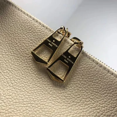 Сумка Louis Vuitton V Tote BB M44418 Monogram Empreinte Leather "Black" фото № 7 Сумка Louis Vuitton V Tote BB M44418 Monogram Empreinte Leather "Black" фото № 7