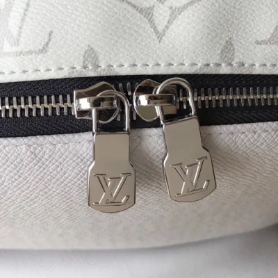 Рюкзак Louis Vuitton Discovery Backpack PM M30232 Taiga Leather Silver "White" фото № 6