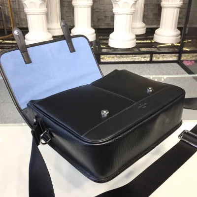 Сумка Louis Vuitton Men's Messenger PM Bag in Epi Leather M53492 2017 "Black" фото № 7