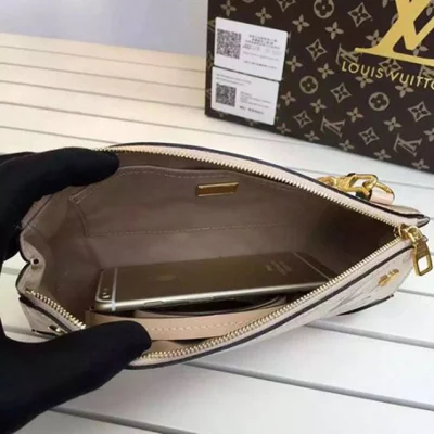 Сумка Louis Vuitton M50407 Santa Monica Clutch Crossbody Bag Monogram Vernis "Beige" фото № 8 Сумка Louis Vuitton M50407 Santa Monica Clutch Crossbody Bag Monogram Vernis "Beige" фото № 8