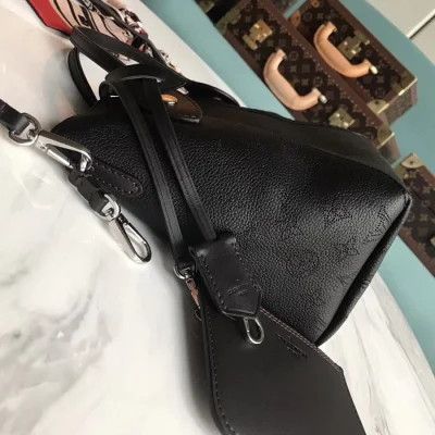 Сумка Louis Vuitton Hina PM M54350 Mahina Leather "Black" фото № 4 Сумка Louis Vuitton Hina PM M54350 Mahina Leather "Black" фото № 4