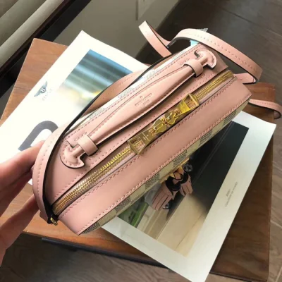 Сумка Louis Vuitton Saintonge N40155 Damier Azur Canvas Eau De Rose "White" фото № 6 Сумка Louis Vuitton Saintonge N40155 Damier Azur Canvas Eau De Rose "White" фото № 6