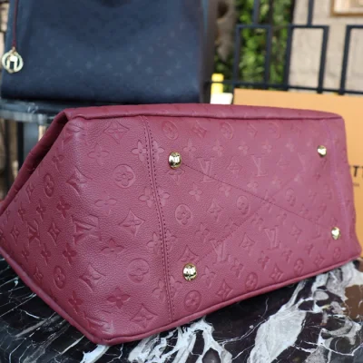 Сумка Louis Vuitton Artsy MM M43257 Monogram Empreinte Leather "Red" фото № 5