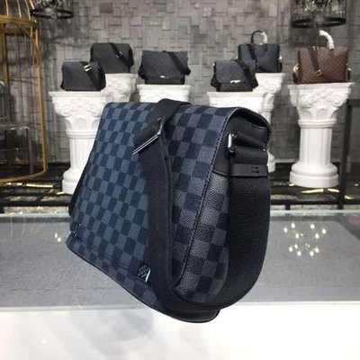 Сумка Louis Vuitton District PM Messenger Bag 26cm Damier Graphite Canvas Fall Winter 2018 Collection N41028 Noir "Graphite" фото № 3