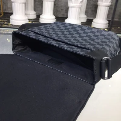 Сумка Louis Vuitton District PM Messenger Bag 26cm Damier Graphite Canvas Fall Winter 2018 Collection N41028 Noir "Graphite" фото № 8