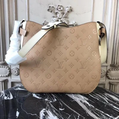 Сумка Louis Vuitton Monogram Empreinte Leather Very Hobo M53347 "Beige" фото № 4