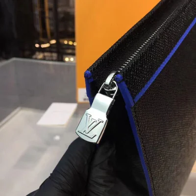 Клатч Louis Vuitton M30573 Pochette Voyage MM Taiga Leather "Black" фото № 7 Клатч Louis Vuitton M30573 Pochette Voyage MM Taiga Leather "Black" фото № 7