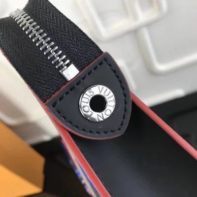 Клатч Louis Vuitton Pochette Voyage N60134 Damier Graphite Canvas "Graphite" фото № 7 Клатч Louis Vuitton Pochette Voyage N60134 Damier Graphite Canvas "Graphite" фото № 7