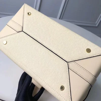 Сумка Louis Vuitton City Frame M52719 Taiga Leather Banane Light Yellow "Beige" фото № 5 Сумка Louis Vuitton City Frame M52719 Taiga Leather Banane Light Yellow "Beige" фото № 5