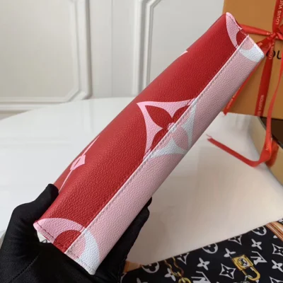 Косметичка Louis Vuitton Toilet Pouch XL M67692 Monogram Coated Canvas Pink "Red" фото № 7 Косметичка Louis Vuitton Toilet Pouch XL M67692 Monogram Coated Canvas Pink "Red" фото № 7