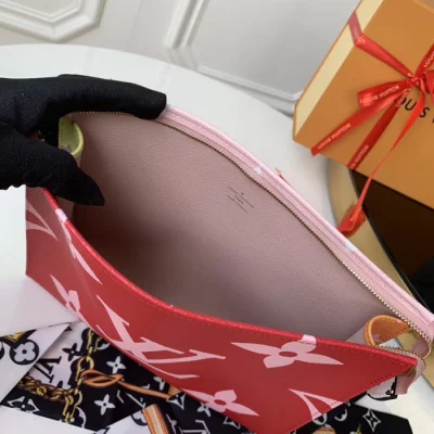 Косметичка Louis Vuitton Toilet Pouch XL M67692 Monogram Coated Canvas Pink "Red" фото № 9 Косметичка Louis Vuitton Toilet Pouch XL M67692 Monogram Coated Canvas Pink "Red" фото № 9