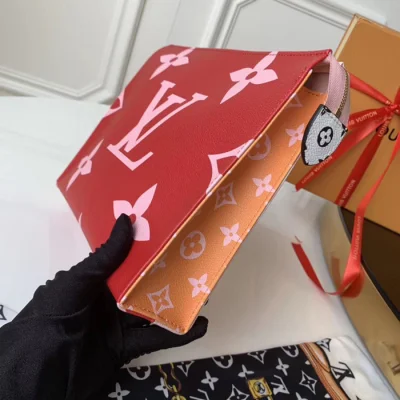 Косметичка Louis Vuitton Toilet Pouch XL M67692 Monogram Coated Canvas Pink "Red" фото № 4 Косметичка Louis Vuitton Toilet Pouch XL M67692 Monogram Coated Canvas Pink "Red" фото № 4