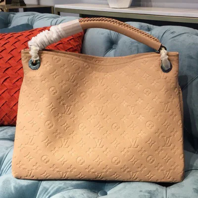 Сумка Louis Vuitton Artsy MM M44243 Monogram Empreinte Leather Papyrus "Beige" фото № 3 Сумка Louis Vuitton Artsy MM M44243 Monogram Empreinte Leather Papyrus "Beige" фото № 3