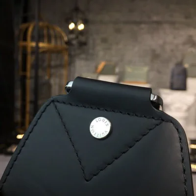 Сумка Louis Vuitton Avenue Sling Bag in Damier Graphite Canvas Fall Winter 2018 Collection N41719 Noir "Graphite" фото № 6