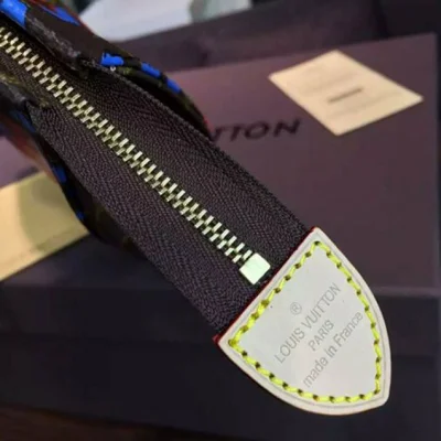 Косметичка Louis Vuitton M41409 Toiletry Pouch 26 Monogram Canvas "Brown" фото № 10 Косметичка Louis Vuitton M41409 Toiletry Pouch 26 Monogram Canvas "Brown" фото № 10