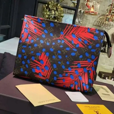 Косметичка Louis Vuitton M41409 Toiletry Pouch 26 Monogram Canvas "Brown" фото № 2 Косметичка Louis Vuitton M41409 Toiletry Pouch 26 Monogram Canvas "Brown" фото № 2