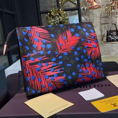 Косметичка Louis Vuitton M41409 Toiletry Pouch 26 Monogram Canvas "Brown" фото № 3 Косметичка Louis Vuitton M41409 Toiletry Pouch 26 Monogram Canvas "Brown" фото № 3