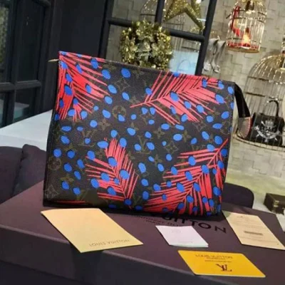 Косметичка Louis Vuitton M41409 Toiletry Pouch 26 Monogram Canvas "Brown" фото № 4 Косметичка Louis Vuitton M41409 Toiletry Pouch 26 Monogram Canvas "Brown" фото № 4